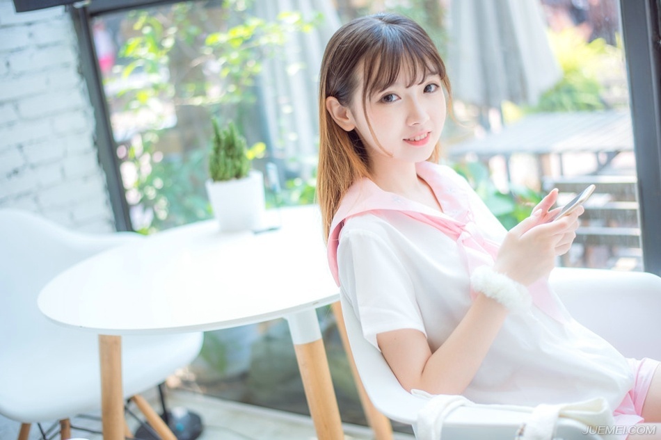 男学生以不知天高地厚想法幼稚盲目自大为主，女学生就不那么想法幼稚了，而且有一部分想法还很成熟。——韩寒眼中的大学生。